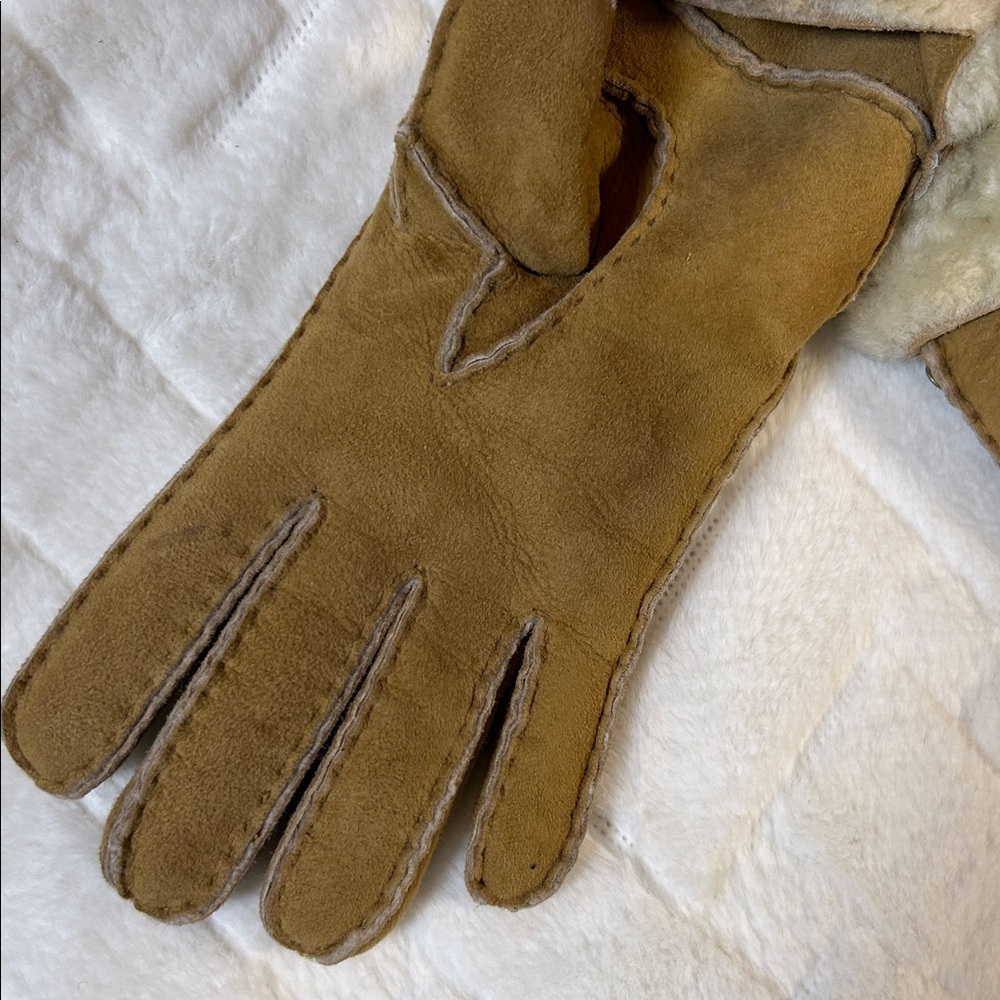 UGG Sheepskin Fluffy Cream Women’s Gloves size medium - Picture 7 of 7